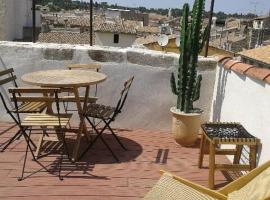 รูปภาพของโรงแรม: Appartement avec terrasse panoramique au coeur de Nîmes