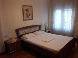 Hotel fotografie: Clean and comfortable apartment inside the pedestrian street of Florina.