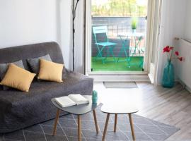 ホテル写真: Adorable studio sur Evry avec loggia zen & parking