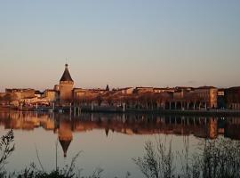 Hotel foto: Belle Maison ancienne Girondine Vue sur Riviere