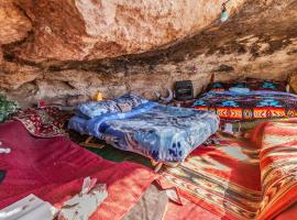 Hotel Photo: Cave, Yurt, Bubble and Other Glamping Adventures