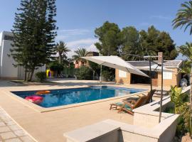 Hotel fotoğraf: Bonito chalet de estilo moderno, de seis habitaciones y cuatro baños