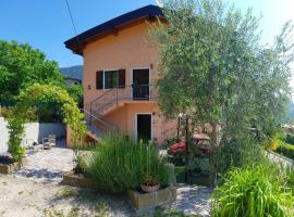 Hotel fotoğraf: Casa Gina Garden and view by Gardadomusmea