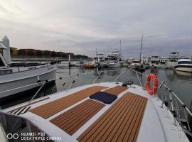 Foto do Hotel: Sweet Elegant Boat Home @ Marina Waterfront