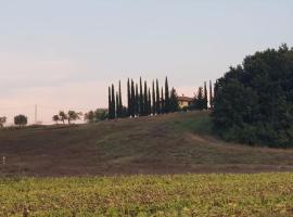 ホテル写真: Traditional FarmHouse in PanPerso estate