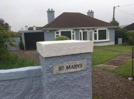 Hotel Photo: City suburbs 1950s bungalow with gardens