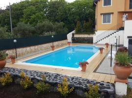 Foto di Hotel: Villa con piscina privata, terrazza e giardino Vista sull Etna e sul mar Ionio