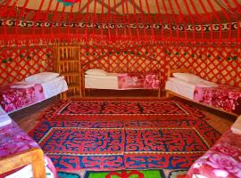 Hotel fotografie: Happy Nomads Yurt Camp & Hostel