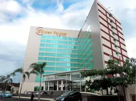 Golden Palace Hotel Lombok، فندق في ماتارام