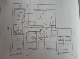 Hình ảnh khách sạn: Lielisks dzīvoklis ģimenei. Dzīvoklis atrodas centrā. Blakus veikals, bērnudārzs, skola un tuvu sabiedriskā transporta pietura. Dzīvoklis ir silts un saulains. Dzīvoklis bez apgrūtinājumiem un visām ērtībām.īrējot dzīvokli uz ilgu laiku,citas likmes