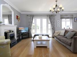 Фотография гостиницы: Salthill Townhouse with Parking