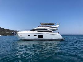 होटल की एक तस्वीर: 2017 Princess 52 Fly yacht in Bodrum