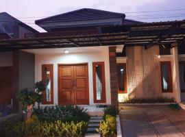A picture of the hotel: Kamora Guest House Solo