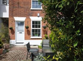 Foto do Hotel: Secret Cottage, Wivenhoe - Charming, Cosy, Convenient & Quiet, 2 x Double Bed Period Cottage PLUS Patio - 6 min walk train, 2 min walk High Street Pubs, Restaurants, Shops