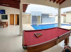 Hotel fotografie: Casa com piscina aquecida e sauna integrada, em frente ao Aeroporto Internacional
