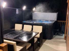 Moonlight Ridge -2 bedroom lodge with hot tub, ξενοδοχείο σε Felton