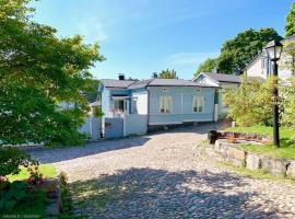 Hotel fotografie: Small wooden house in the entrance of Porvoo Old town