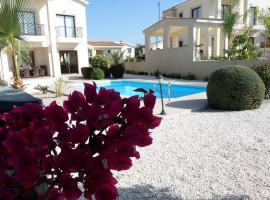 Hotel fotografie: Modern 3 bedroom villa, pool and close to golf course
