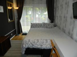 Foto di Hotel: Double Room in prestigious Grange-Private Entrance