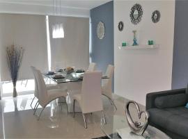 รูปภาพของโรงแรม: Moderna casa 3 recamaras y Alberca compartida