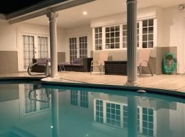 Hotel fotografie: Spacious Pool Home Near it All