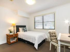 A picture of the hotel: Noble House ~ 2 Bed / 1 Bath/ 1 Car ~ Parklands + Transport