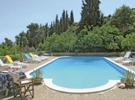 Foto di Hotel: Five-Bedroom Holiday home with Sea View in Melissi Korinthos