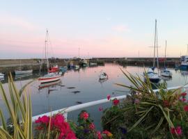 Hotel Photo: Sma Harbour Hoose