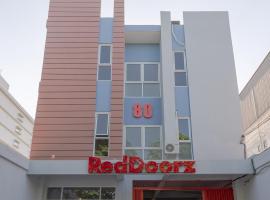 Foto di Hotel: RedDoorz Plus Syariah @ Raya Nginden 2