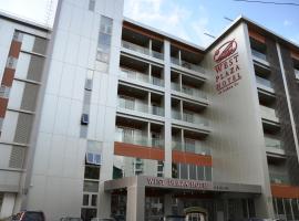 होटल की एक तस्वीर: West Plaza Hotel at Lebuu Street