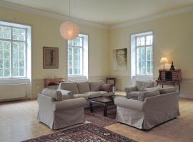 Hotel Photo: Eight-Bedroom Holiday Home in Oparany