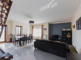 호텔 사진: Sunny Top Floor 3-Room Apartment by the beach