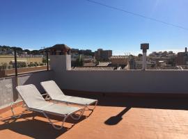 Hotel Photo: Cozy penthouse, 7 min. from the beach.