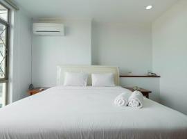 Hotel Photo: Fully Furnished and Cozy 2BR at Pondok Klub Villa Apartment By Travelio