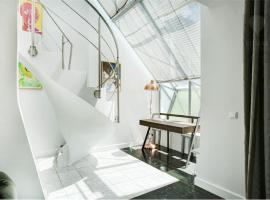 Hotel kuvat: Beautiful, quiet and light-filled attic duplex apartment with balcony