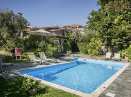 Hotel fotografie: Lakithra Villa Sleeps 4 Pool Air Con WiFi