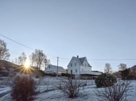 Hotel foto: Four-Bedroom Holiday Home in Tysnes