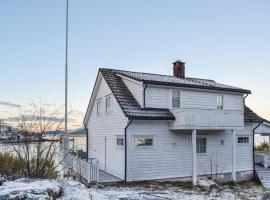 Hotel Foto: Five-Bedroom Holiday Home in Tysnes