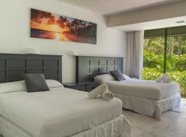รูปภาพของโรงแรม: Cancun Jr Suite at Beach Front Resort Park Royal 1032