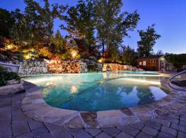 Фотографія готелю: Chalets Resort Luxury Lakefront Villa Family Friendly 2 Pools Free Amenities
