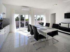 Apartments Lola, hotel v Novalji