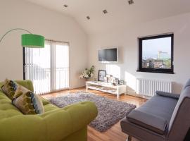 होटल की एक तस्वीर: 2 Bed stylish apt in Belfast city with private parking