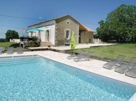 รูปภาพของโรงแรม: Awesome home in Saint-Aubin de Cadelec w/ Outdoor swimming pool, WiFi and 4 Bedrooms