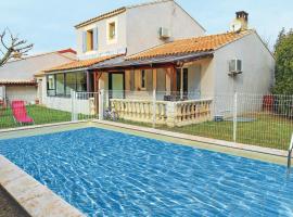 Hotel Foto: Nice home in Caumont sur Durance w/ Outdoor swimming pool, WiFi and 3 Bedrooms