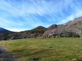 Les chalets de la forêt d'Issaux、Osse-en-Aspeのホテル