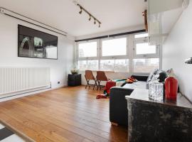 A picture of the hotel: Stylish 1-bed apt w/Skyline views, Central London