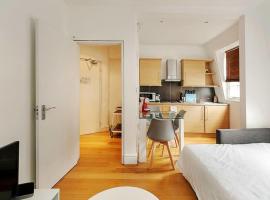 Zdjęcie hotelu: Modern 2-Bed flat, sleeps 6, in the heart of Soho