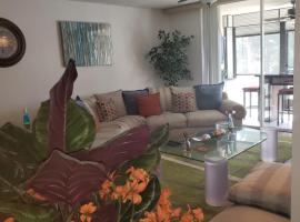 酒店照片: Gorgeous Two Bed, Two Bath with Stunning Lake Views