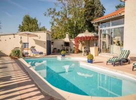 Hotel Foto: Cozy Holiday Home in Montayral with Swimming Pool