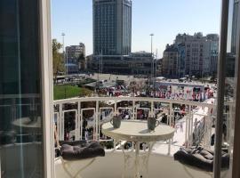 Hotel fotoğraf: Great View of Taksim Square, Luxury Furnished on Main Street of Taksim, Partial Sea View